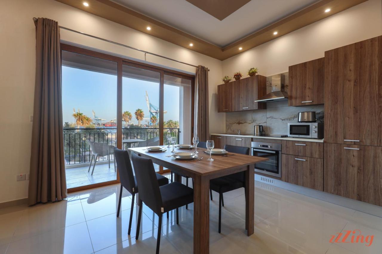 شقة Gem Beachfront With Amazing Bay And Sea Views *